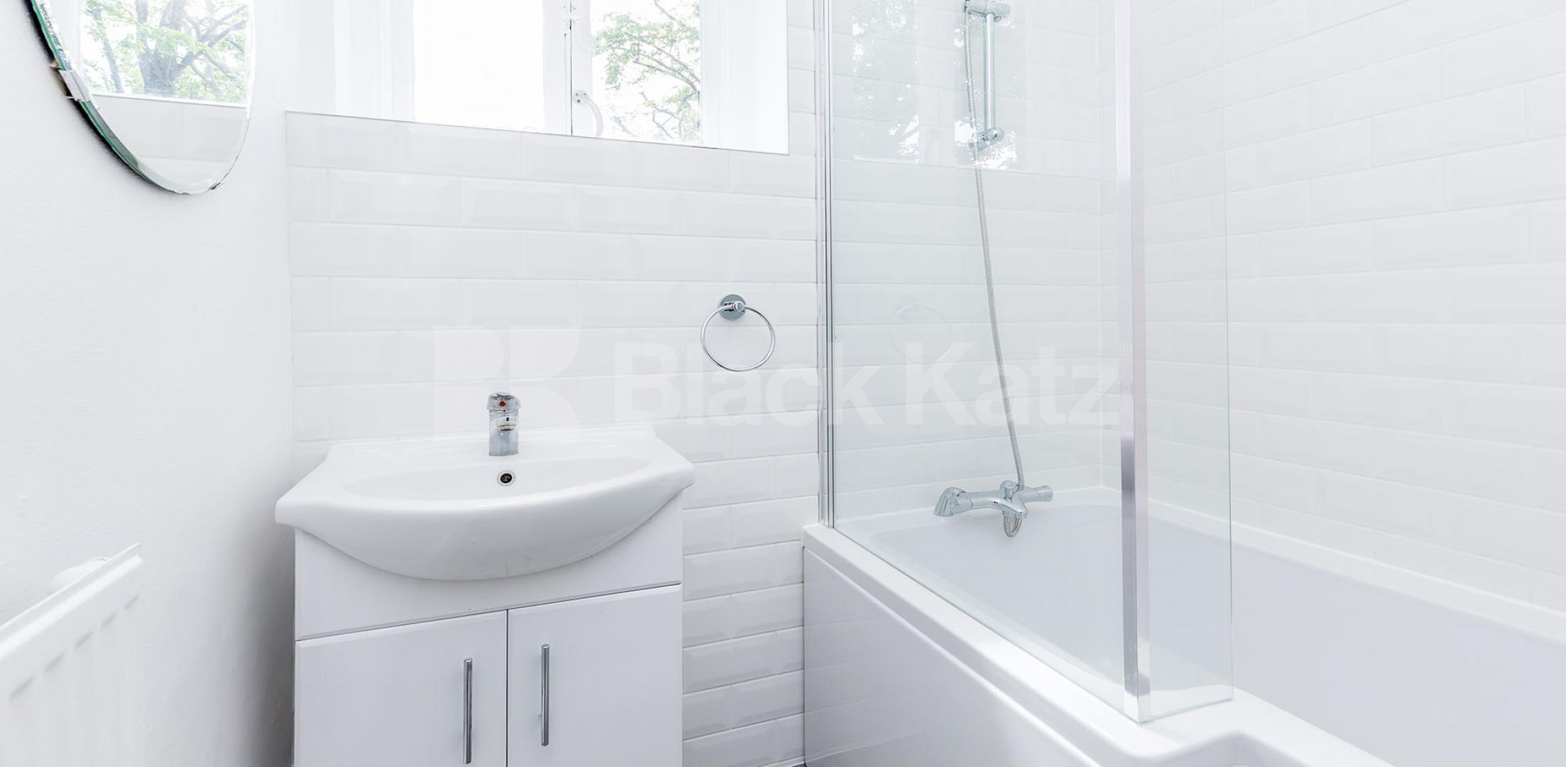 Split level 3 bed 2 bath modern apartment in central zone 1 location with garden Grays Inn Road, Holborn / Kings Cross